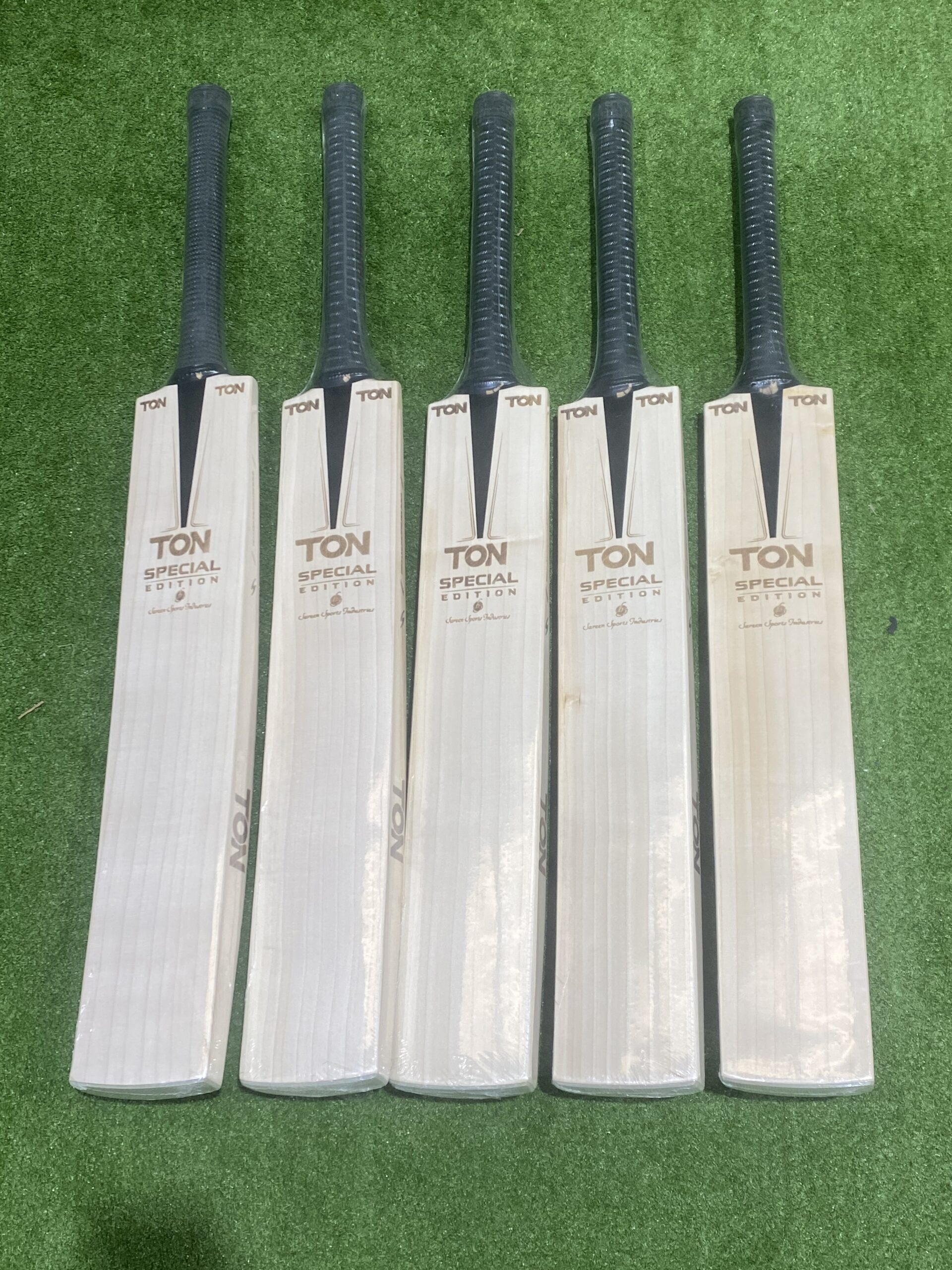 Ton Special Edition Grade 1 English Willow Cricket Bat, Short Handle, Excellent Bat, Straight Grains. - Image 4